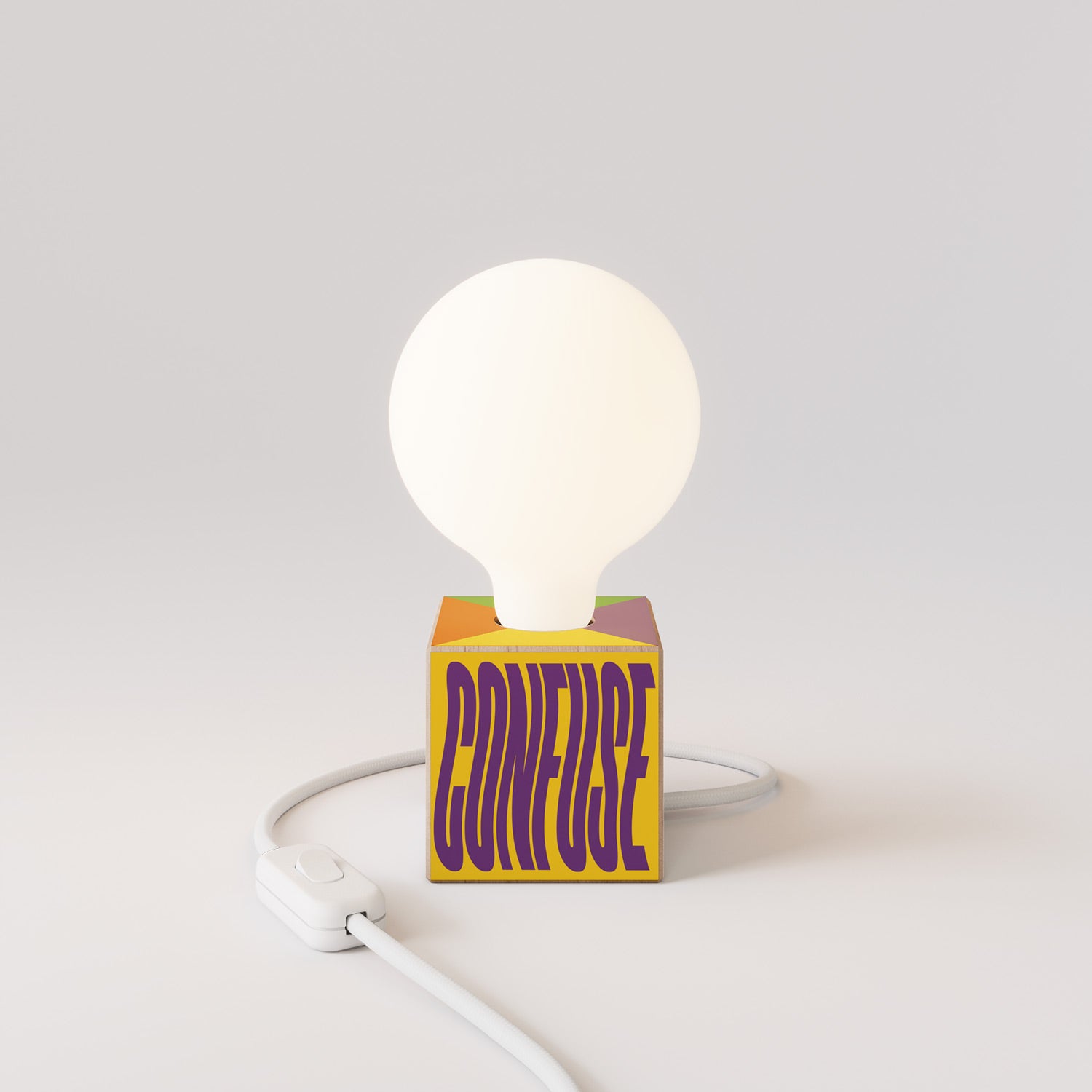 Cubetto table lamp with US plug, "Poche idee ma confuse" porcelain effect globe bulb - Santomanifesto