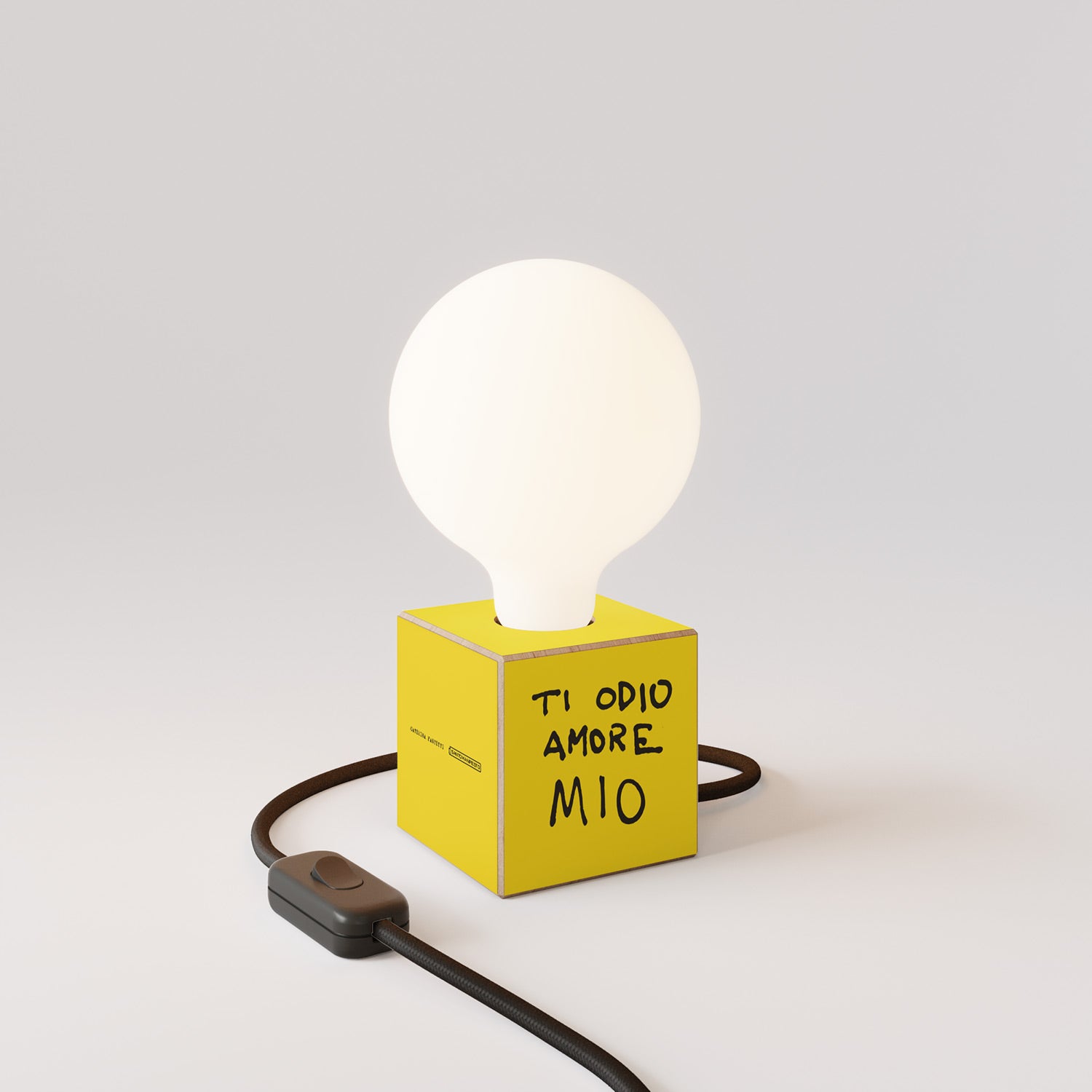 Cubetto table lamp with US plug, "Ti odio amore mio" porcelain effect globe bulb - Santomanifesto