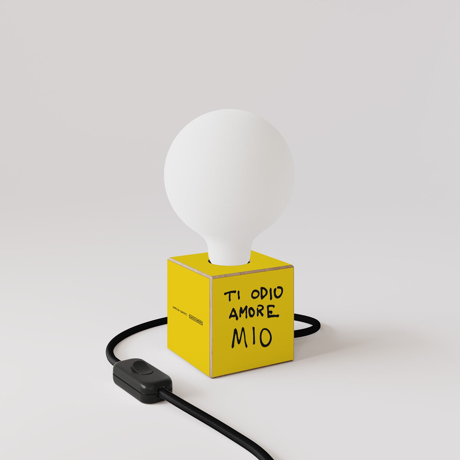 Cubetto table lamp with US plug, "Ti odio amore mio" porcelain effect globe bulb - Santomanifesto