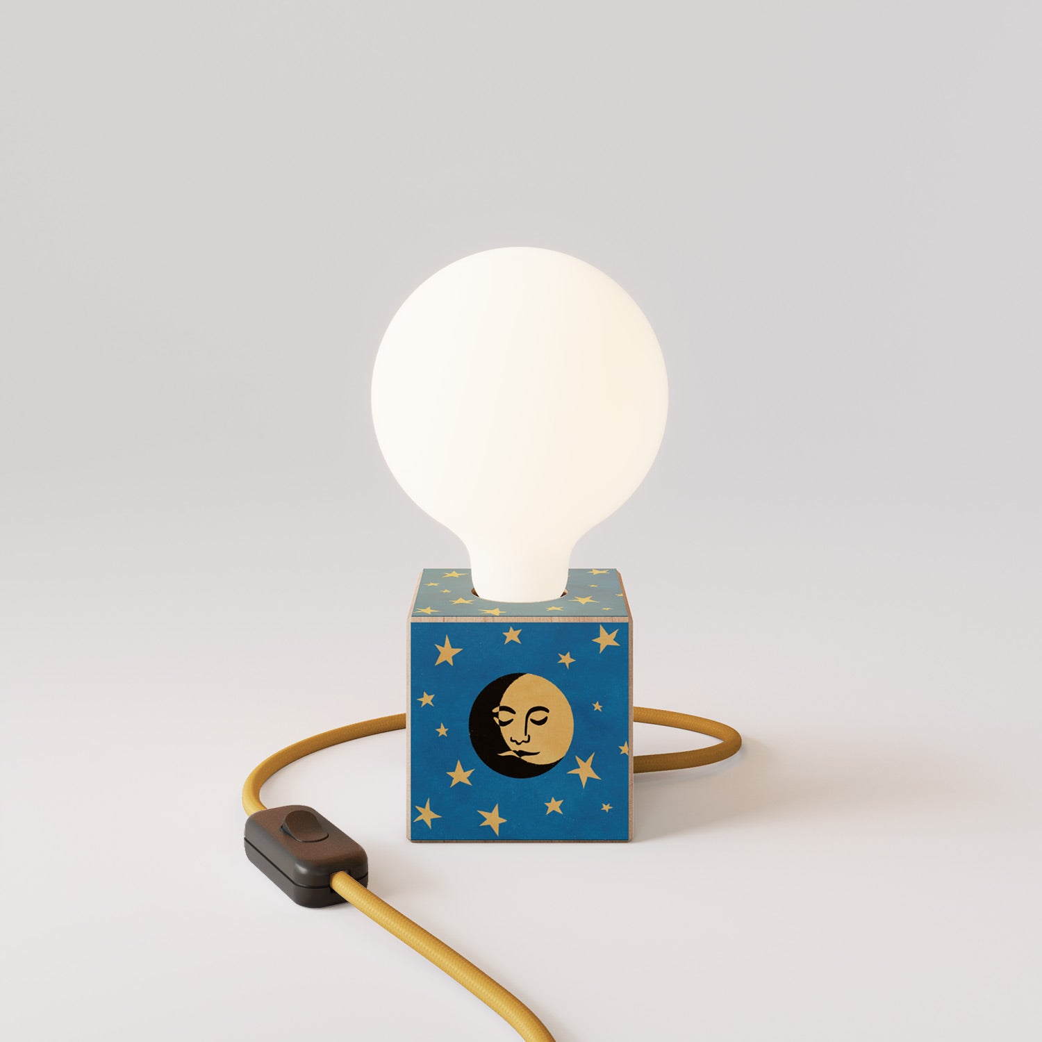 Cubetto table lamp with US plug, "La luna" porcelain effect globe bulb - Santomanifesto
