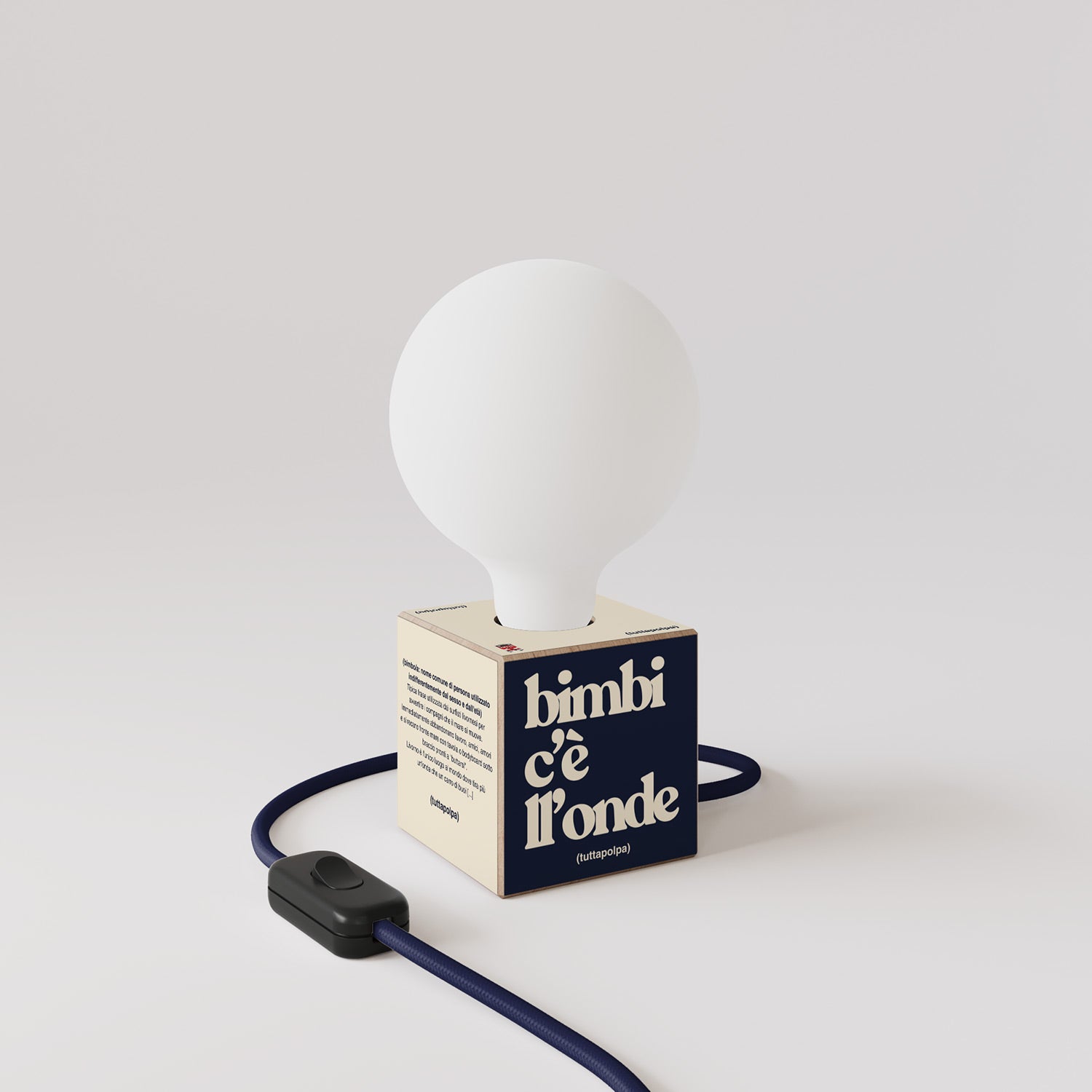 Cubetto table lamp with US plug, "Bimbi c’è l’onde" porcelain effect globe bulb - Tuttapolpa
