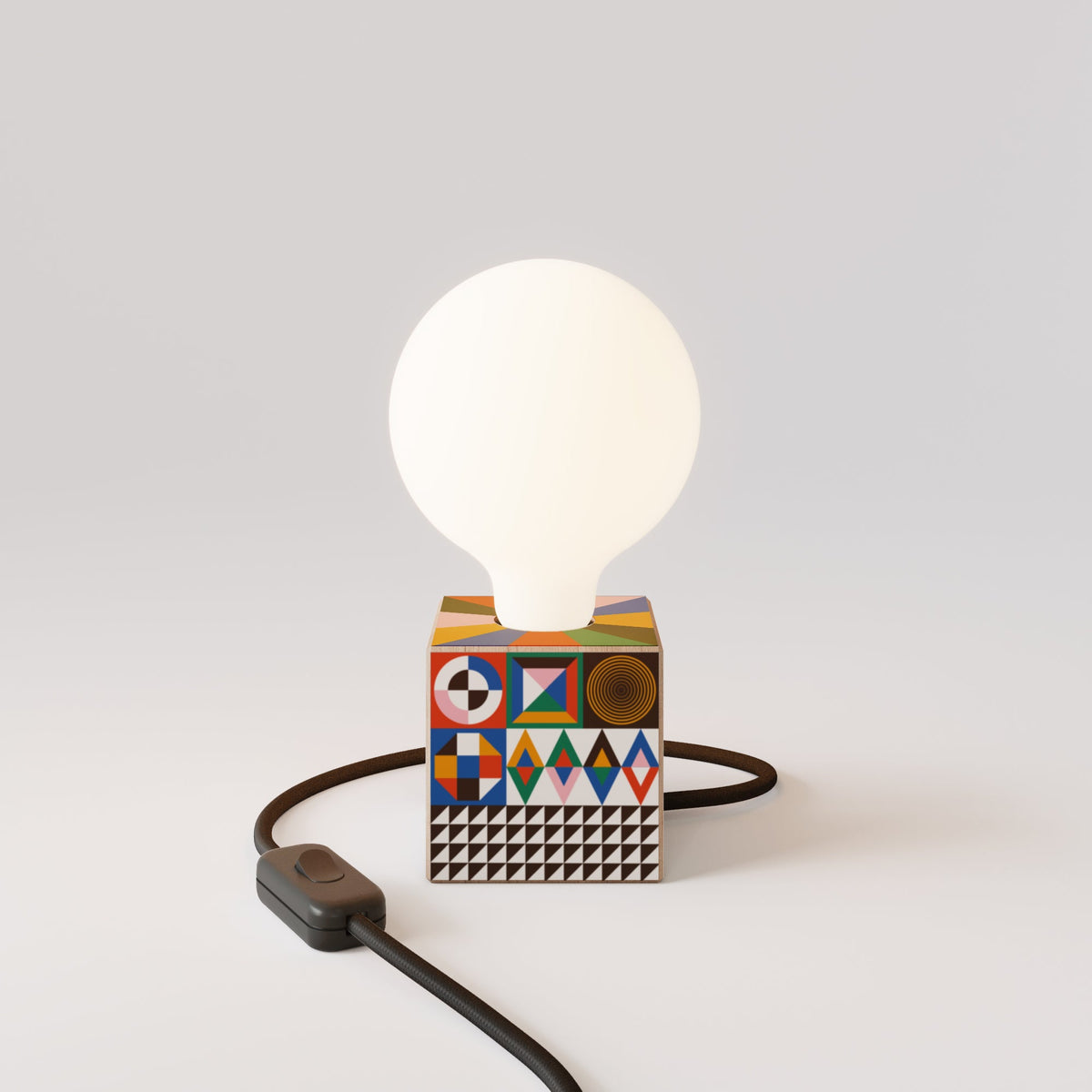 Cubetto table lamp with US plug, porcelain effect globe bulb - PosterLad