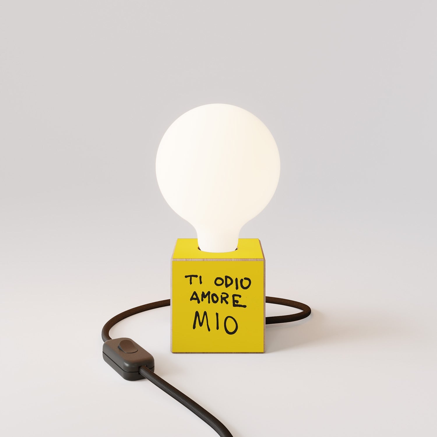 Cubetto table lamp with US plug, "Ti odio amore mio" porcelain effect globe bulb - Santomanifesto